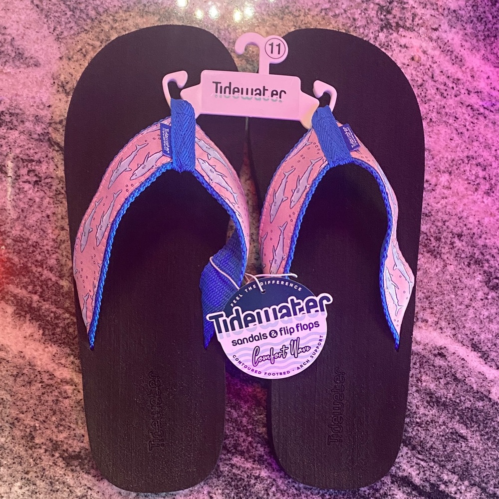Men’s Tidewater Blue & Pink Boardwalk Sharks print Flip-Flops NWT!